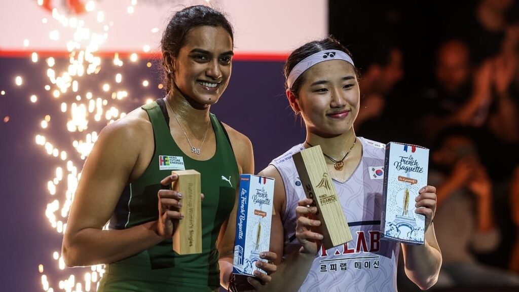 पेरिस में फ्रेंच ओपन 2026 के महिला एकल फाइनल के बाद ट्रॉफी के साथ पोडियम पर मुस्कुराती पीवी सिंधु और एन से-यंग