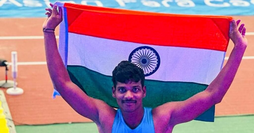 नागोया में एशियाई पैरा खेलों में पुरुषों की लंबी कूद का स्वर्ण जीतने के बाद ट्रैक पर तिरंगा सिर के ऊपर उठाए सोलाईराज धर्मराज