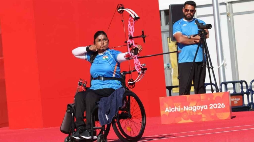 आइची-नागोया 2026 एशियाई पैरा खेलों में महिलाओं की W1 तीरंदाजी के दौरान व्हीलचेयर से धनुष खींचतीं भारत की स्वाति चौधरी